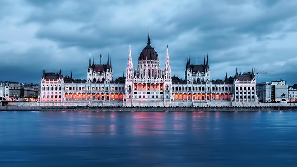 Pogled na mađarski parlament i reku Dunav u Budimpešti