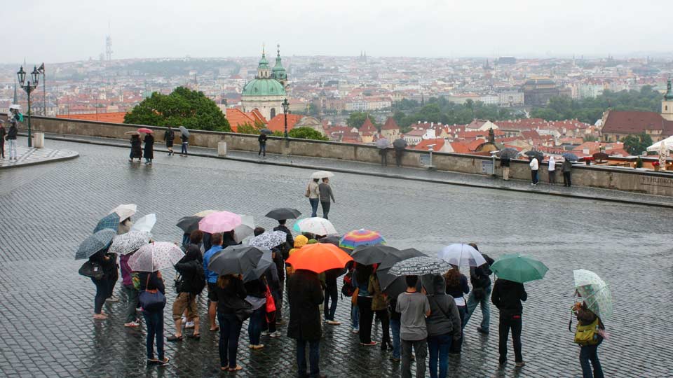 Turisti po lošem, kišnom vremenu u Pragu