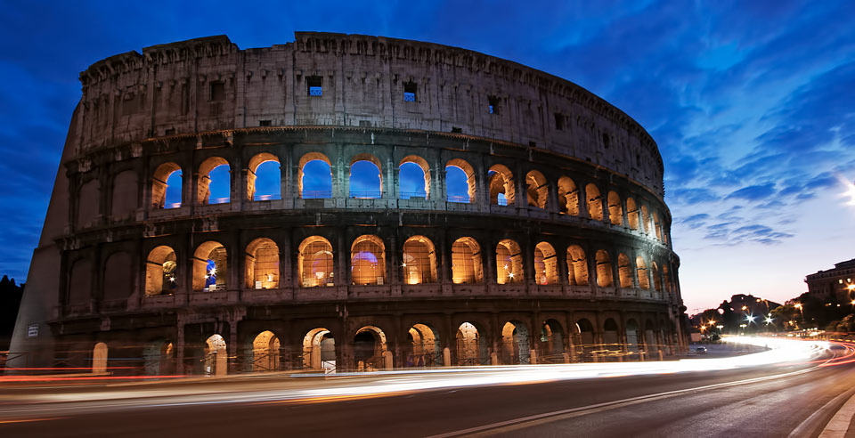 Koloseum u Rimu noću
